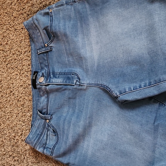 1822 Denim Crop Jeans - Picture 3 of 7